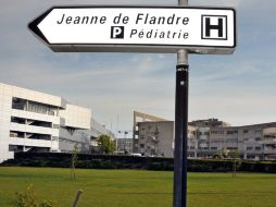 Una flecha indica el camino a los servicios de pediatría del hospital Jeanne de Flandre, en Lille, Francia. AFP  /