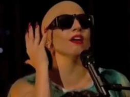 Antes de empezar a cantar ''Hair'' tomó su peluca en color verde y la colocó frente a ella, dejando al descubierto su cabeza. ESPECIAL  /