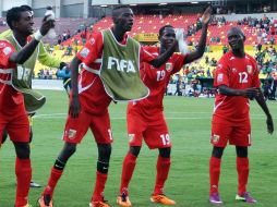 Jugadores activos y de la banca celebrando el gol que trajo la victoria al Congo. MEXSPORT  /
