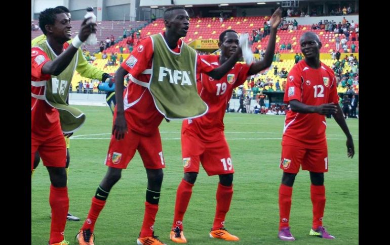 Jugadores activos y de la banca celebrando el gol que trajo la victoria al Congo. MEXSPORT  /