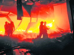 Bomberos profesionales te capacitarán para apagar el incendio de un edificio. EL UNIVERSAL  /