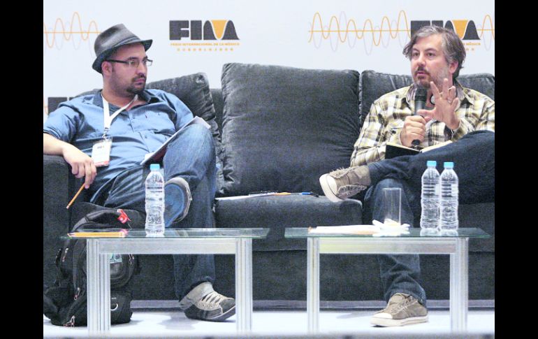 Los panelistas acordaron que las propuestas musicales tienen que evolucionar. En la imagen Sergio Arbeláez y Kevin Arnold. A.HINOJOSA  /