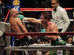'Canelo' Álvarez conecta un derechazo sobre la cara de Rhodes durante el combate. S. NÚÑEZ  /