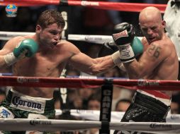 Saúl Álvarez, el campeón defensor del CMB, mandó a la lona en dos ocasiones a su rival, Ryan Rhodes en la Arena VFG. S. NÚÑEZ  /