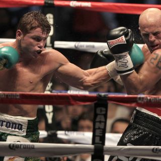 ''Canelo'' Álvarez da lección de boxeo a Rhodes y retiene su título