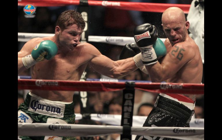Saúl Álvarez, el campeón defensor del CMB, mandó a la lona en dos ocasiones a su rival, Ryan Rhodes en la Arena VFG. S. NÚÑEZ  /
