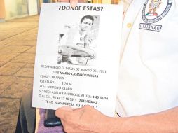 Mariano Casiano muestra la hoja la imagen de su hijo, Luis Mario, desaparecido desde hace dos meses y medio. EL UNIVERSAL  /