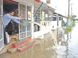 En algunas zonas el agua sube hasta 80 centímetros e inunda una decena de casas. EL UNIVERSAL  /