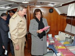 La ministra argentina de Seguridad, Nilda Garré, y el titular de la Guardia Costera, Óscar Arce, observan los paquetes con droga. AFP  /