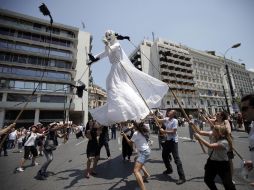 Activistas franceses manifiestan su apoyo a los griegos marchando con un títere que representa a la Justicia. AP  /