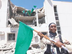 Una estudiante libia simpatizante  de Gadhafi  permanece frente al edificio destruido de la Universidad Fatih en Trípoli. EFE  /