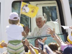 El Papa Benedicto XVI saluda a los fieles a su llegada a una misa multitudinaria oficiada en San Marino. EFE  /