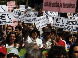 Los manifestantes marchan con pancartas hacia el parlamento español en Madrid. REUTERS  /