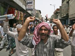 Manifestantes gritan consignas a fin de pedir la renuncia del presidente yemení. AP  /