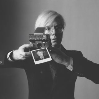 Exposición muestra la fascinación de Warhol y Newton por la fotografía instantánea