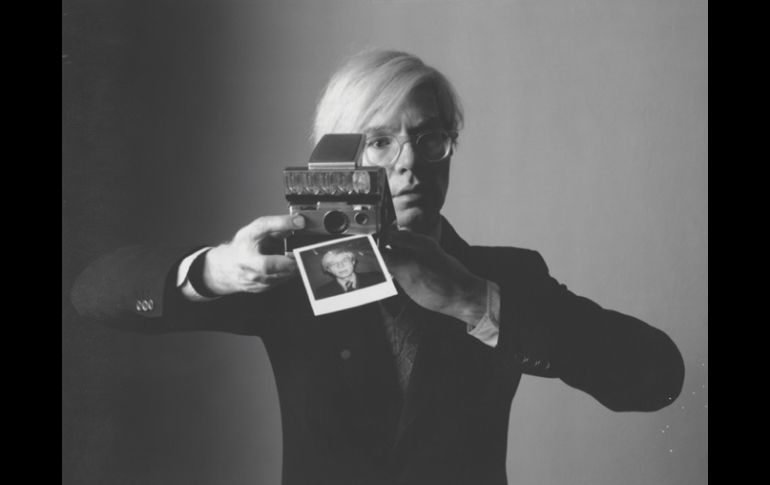 Imagen de la fotografía ''Andy Warhol con cámara'', realizada por Oliviero Toscani. EFE  /