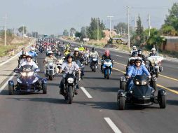 El mandatario Emilio González transitó en cuatrimoto la arteria, junto con funcionarios estatales. E. PACHECO  /