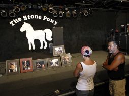 Decenas de fans se han acercado para dejar velas y flores en el lugar donde Clemons y Springsteen solían tocar en sus comienzos. AP  /