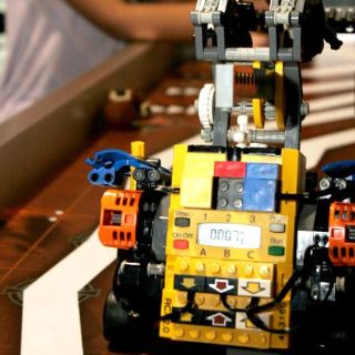 Niñas de primaria sorprenden en robótica