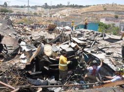 Bomberos y rescatistas trabajan en la zona del incidente. EFE  /