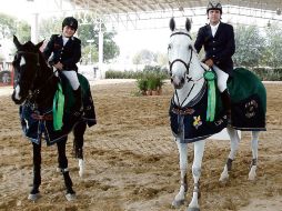 Familia Gaspar posan orgullosos en la premiación. A. CAMACHO  /