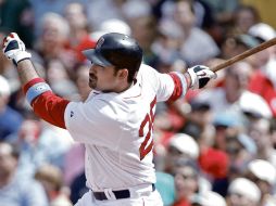 El mexicano Adrián González conecta el hit número mil ante su compatriota Yovani Gallardo. REUTERS  /