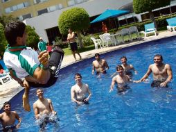 Elementos del Tricolor infantil se relajaron con un chapuzón en la alberca del hotel de concentración. MEXSPORT  /