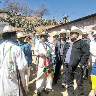 Indígenas danzan para que regrese la seguridad