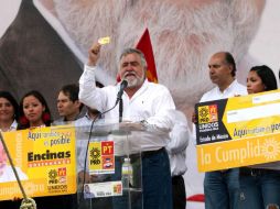 El perredista Alejandro Encinas asegura que el abanderado priista, Eruviel Ávila, ya rebasó los topes de campaña. EL UNIVERSAL  /