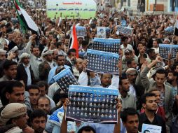 Centenares de yemeníes piden la creación de un consejo de Gobierno interino. EFE  /