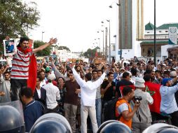 Las Fuerzas marroquíes vigilan a los manifestantes en la ciudad de Rabat. EFE  /