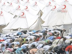 Cientos de sirios oran en un campo de refugiados de la Cruz Roja en Turquía. EFE  /