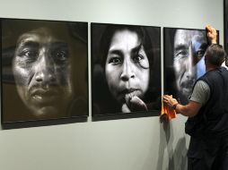 Un operario ultima los detalles de la exposición 'Laberinto de miradas. EFE '  /