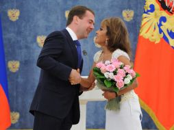 El presidente ruso Dmitry Medvedev (i), felicita a la bailarina mexicana Sonia Amelio (d). EFE  /