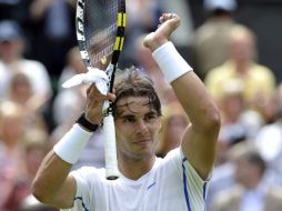 El español Rafael Nadal celebra su victoria sobre Michael Russel durante partido del Torneo de Wimbledon. EFE  /