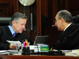 En votación dividida, la SCJN aprobó la modificación. En la imagen, los ministros Arturo Zaldívar y Fernando Franco. NTX  /