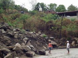 Habitantes de Tecpan de Galeana, Guerrero corren el riesgo de que los remanentes de lluvia deslaven rocas sobre las viviendas.NTX  /