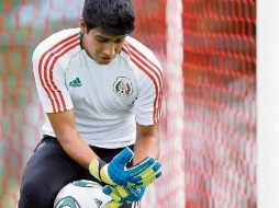 El arquero Richard Sánchez ataja la pelota durante el último entrenamiento a su segundo duelo del certamen. MEXSPORT  /