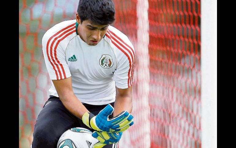 El arquero Richard Sánchez ataja la pelota durante el último entrenamiento a su segundo duelo del certamen. MEXSPORT  /