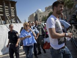 La cantante Shakira y su novio, el futbolista español Gerard Piqué, visitaron el Muro de los Lamentos. AP  /