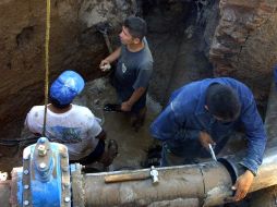 Trabajadores dan mantenimiento a la red de agua. De acuerdo con el SIAPA, los ductos más nuevos tienen tres años de antigüedad. A. GARC  /