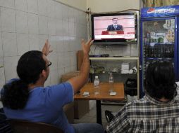 Los sirios estuvieron atentos al mensaje del presidente Bachar Al Assad; posteriormente salieron a exigir su dimisión. EFE  /