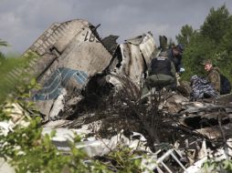 Miembros de los servicios de emergencia rusos buscan entre los restos del fuselaje de un avión ruso tras el accidente. EFE  /