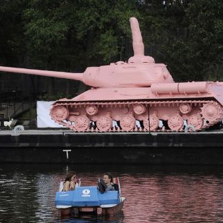 Emblemático tanque rosa viaja a Praga