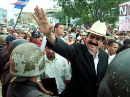 El expresidente de Honduras saluda a sus seguidores luego de salir de los juzgados, en Tegucigalpa. EFE  /