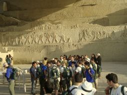 Los ruteros durante la visita al complejo de El Brujo, centro ceremonial que se levanta junto a la costa pacífica de Perú. EFE  /