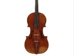 Muestra un violín Stradivarius excepcionalmente bien conservado y conocido como 'Lady Blunt' en Londres. EFE  /