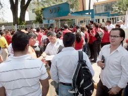 El 13 de junio, un centenar de trabajadores del Sistema DIF Jalisco acudieron a las oficinas de la instancia para protestar. ARCHIVO  /