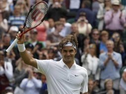 Roger Federer celebra su primer triunfo en Wimbledon 2011. REUTERS  /