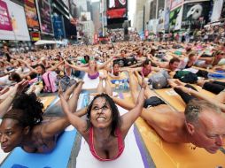 Con motivo del solsticio de verano en el hemisferio norte, cientos de personas hicieron yoga en Nueva York. AFP  /